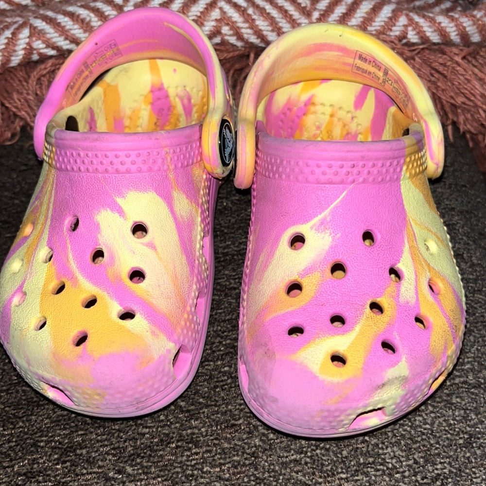 Toddler crocs pink yellow Size 5